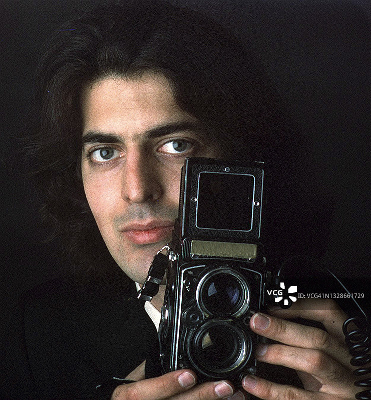 摄影师使用中画幅相机图片素材