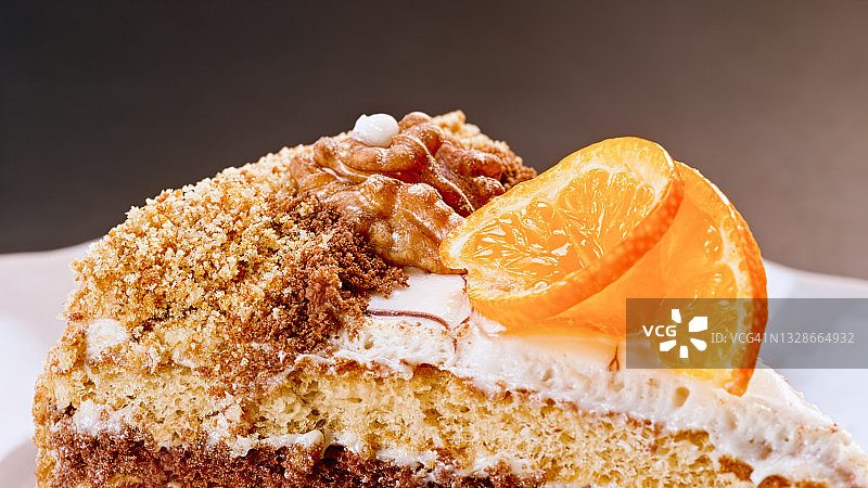 盘装核桃蛋糕特写图片素材