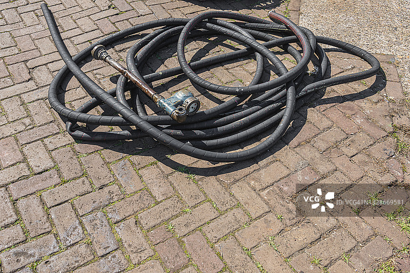 带水表读数的盘绕橡胶软管图片素材