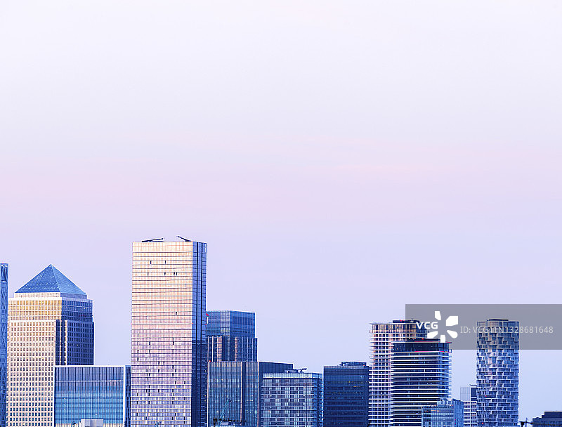 伦敦金丝雀码头黄昏天际线鸟瞰图图片素材