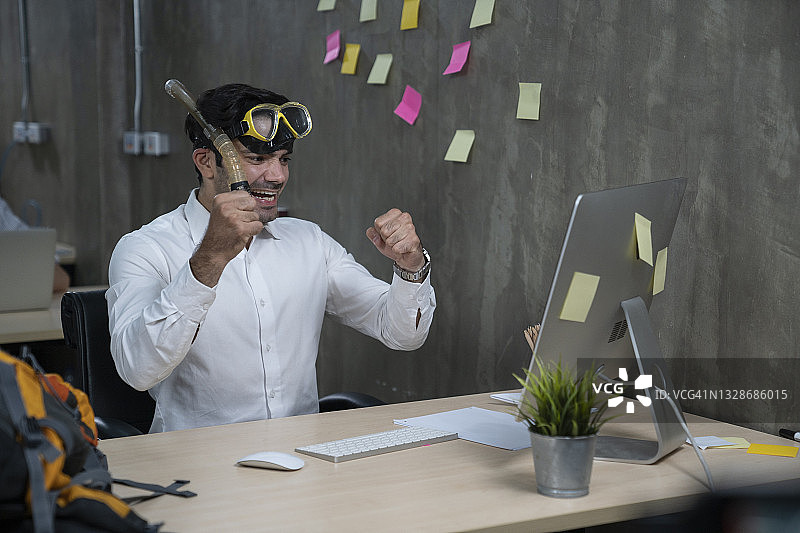 商务人士在办公室寻找潜水景点，渴望度假图片素材