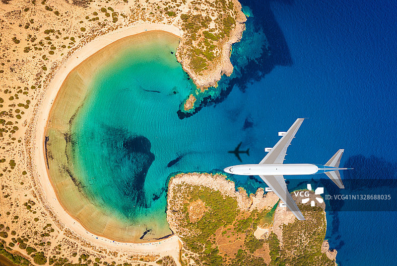 飞越海滩的客机航拍俯视图图片素材