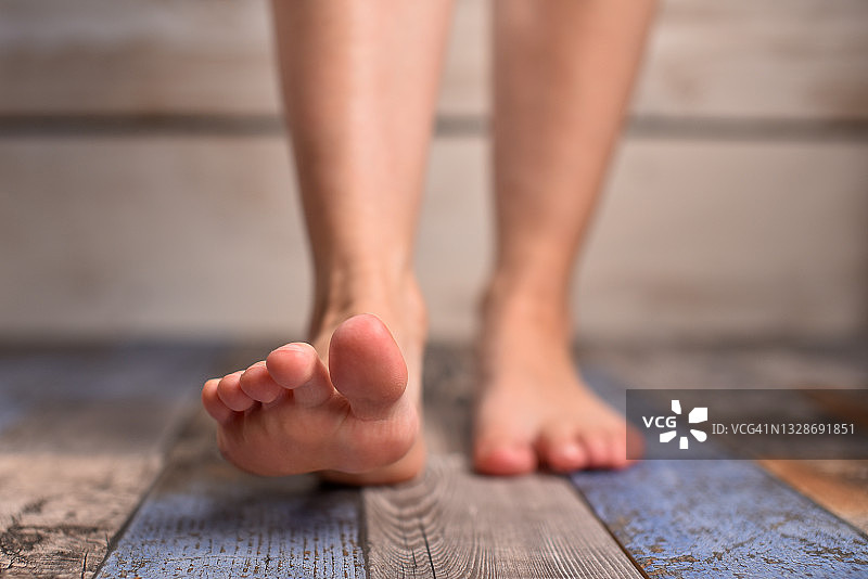 赤脚女人光着干净的脚踩在地板上图片素材