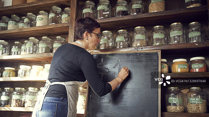 零售业创业者工作场景：撰写营销方案的商业女性图片素材