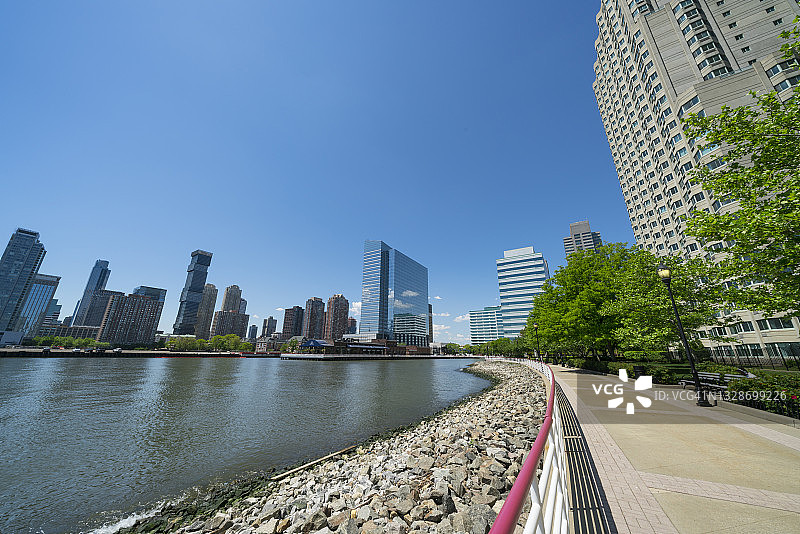 新泽西州泽西市新港豪华高层公寓沿线步道图片素材
