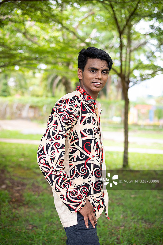 英俊的马来西亚男人肖像图片素材