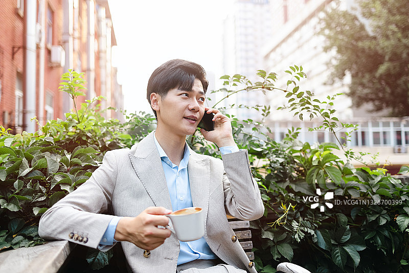 在户外咖啡馆工作的商务男士图片素材