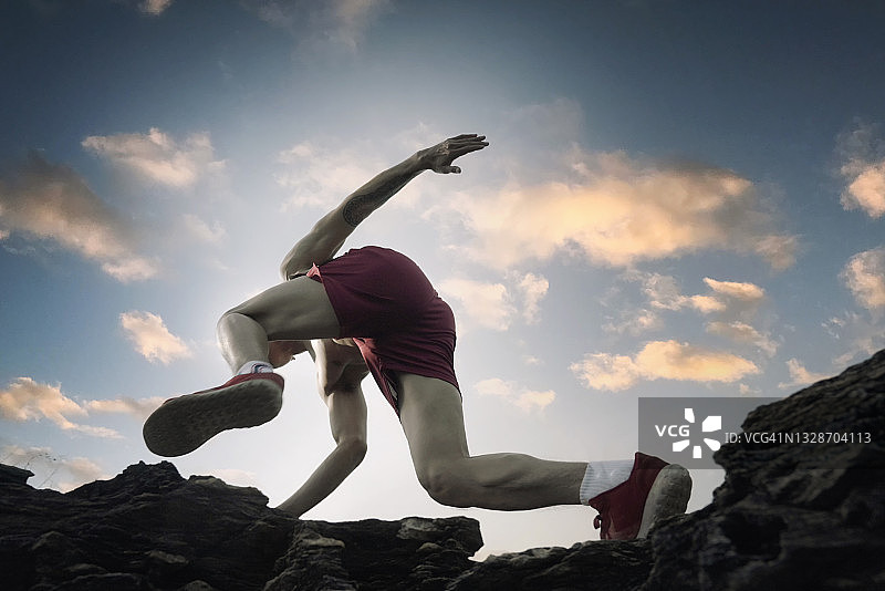 在户外锻炼的亚洲男人图片素材