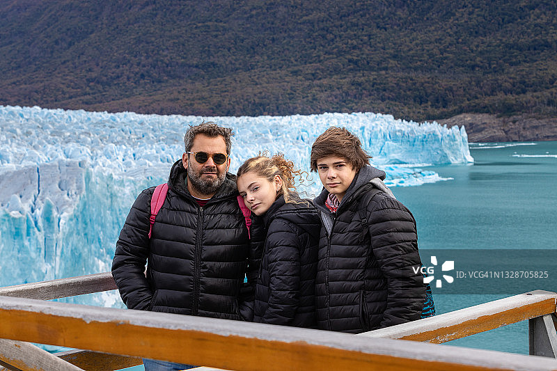 父亲和两个孩子在莫雷诺冰川合影图片素材