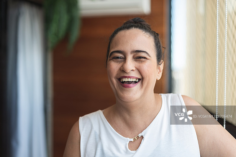 居家微笑的中年妇女肖像图片素材