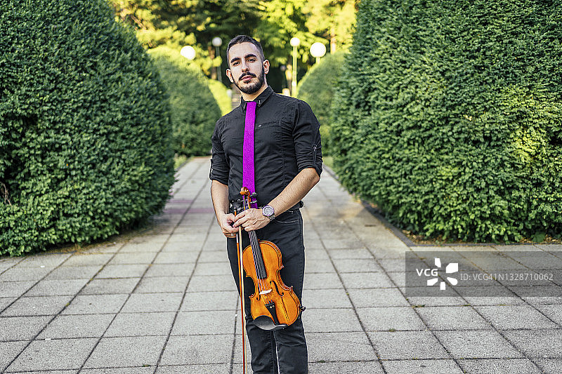 拉小提琴的男性音乐家图片素材