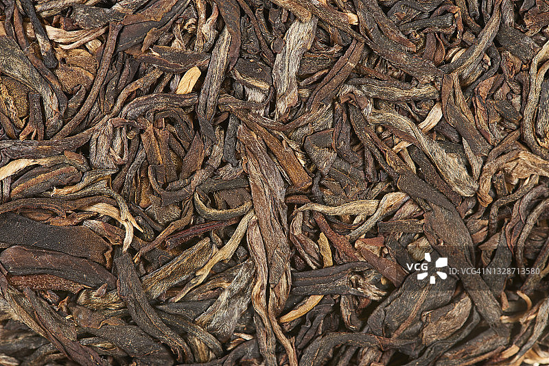 芳香黑色干茶，分离在白色上图片素材