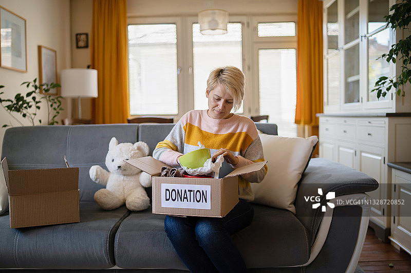 整理慈善捐赠品图片素材