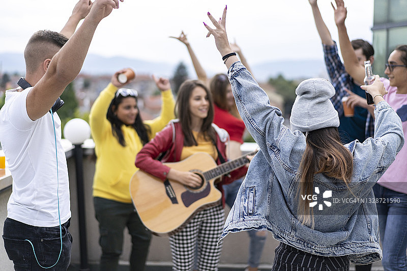 青少年男女一起享受音乐的乐趣图片素材