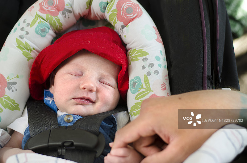 汽车安全座椅上的新生婴儿图片素材