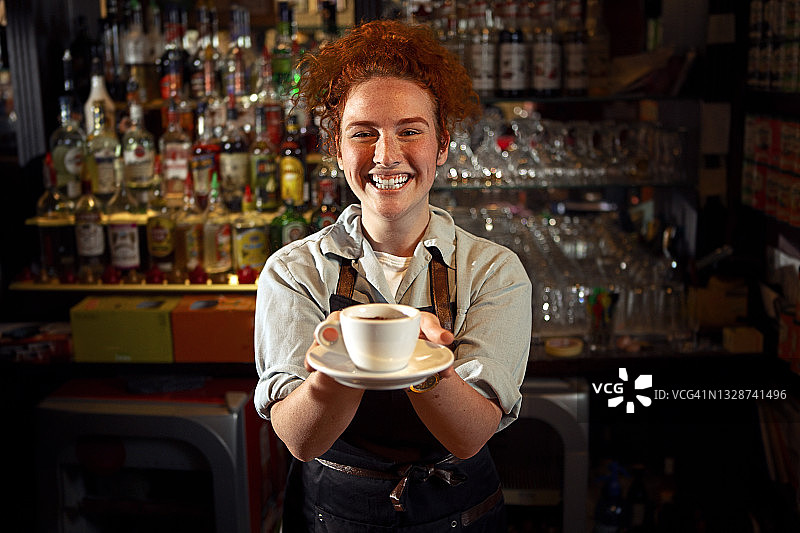 咖啡馆女服务员为顾客端咖啡图片素材