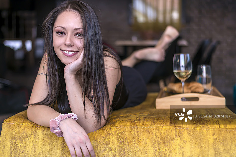 迷人的年轻女子在家中图片素材