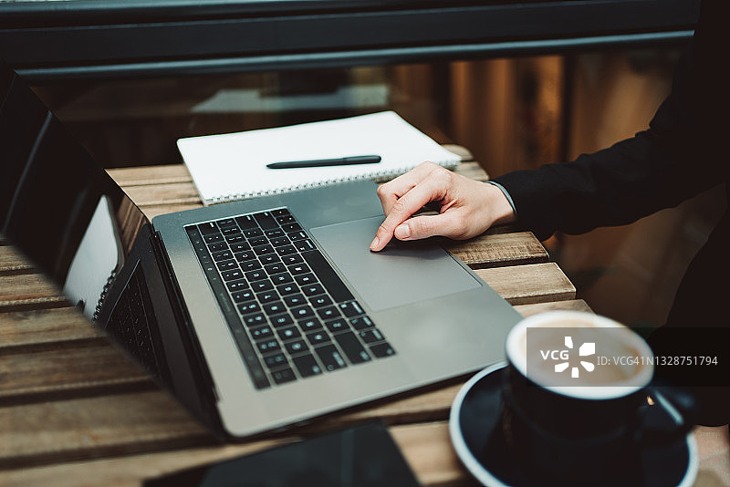 在咖啡馆工作图片素材