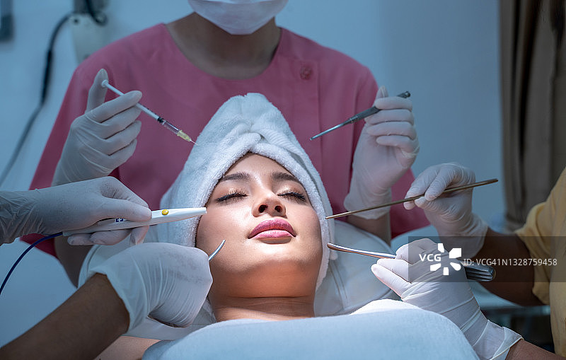 几位美容师拿着各自设备的概念美容和美容图像图片素材