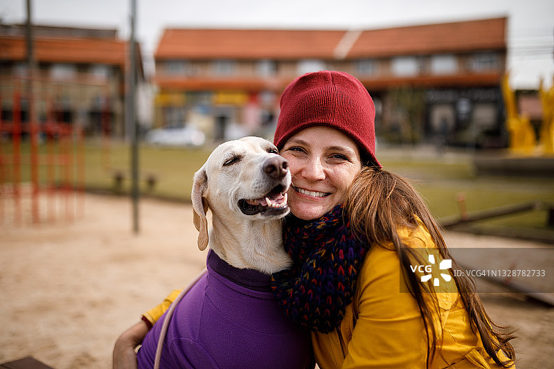 主人拥抱小狗图片素材