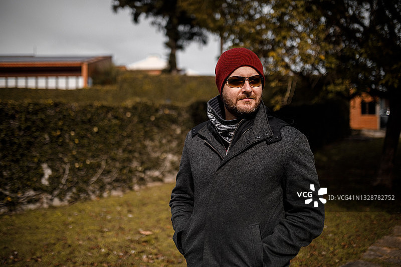 戴着太阳镜和针织帽的男子图片素材