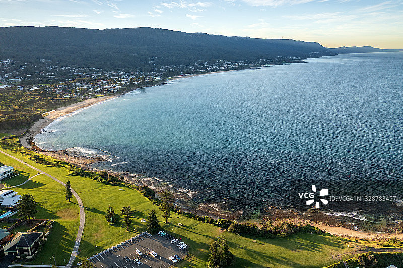 澳大利亚日落时分的海湾、大海、沙滩和山脉鸟瞰图图片素材