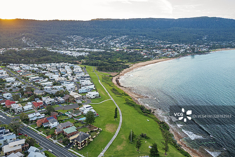 田园海滨小镇住宅海湾山脉鸟瞰图片素材