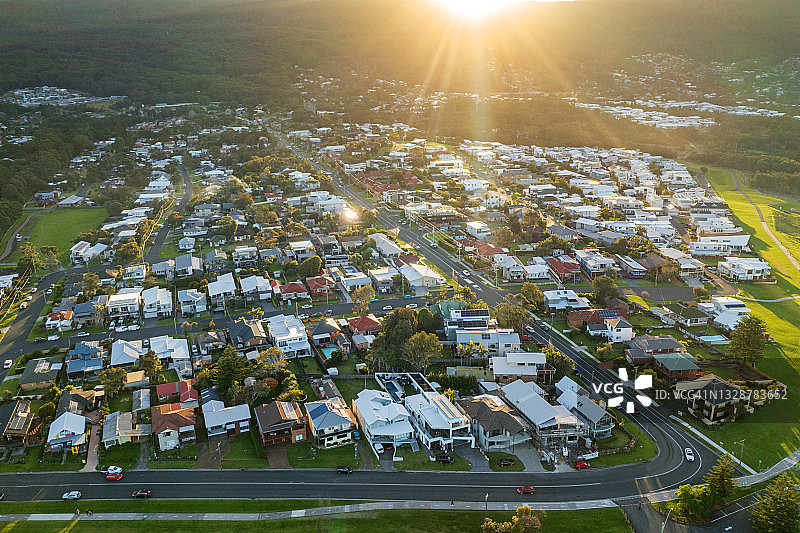 日落郊区房屋航拍图图片素材