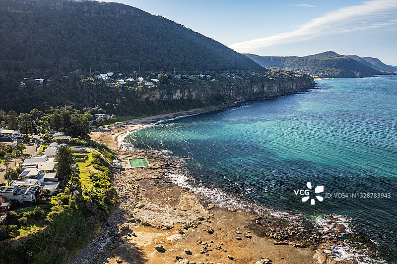 海岸线平坦岩石架与海浪图片素材