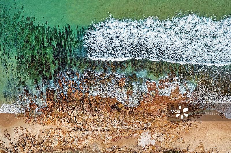 海浪拍打着岩石海岸、海洋，鸟瞰图图片素材