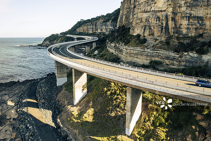 海崖大桥岩石海岸公路和山脉鸟瞰图片素材