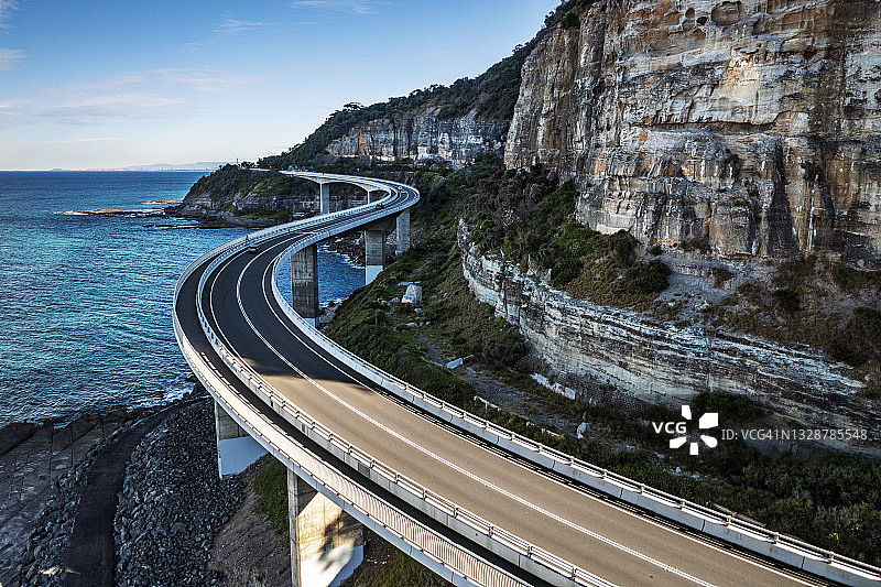 空旷的公路，海崖大桥，多石的海岸公路山路图片素材