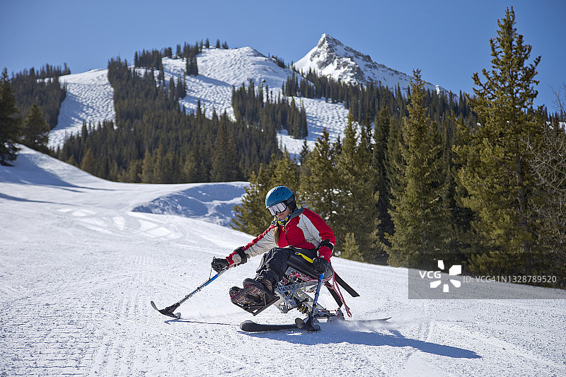 残疾女性单板滑雪者图片素材
