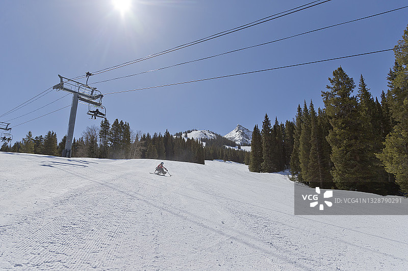 残疾女性单板滑雪者图片素材