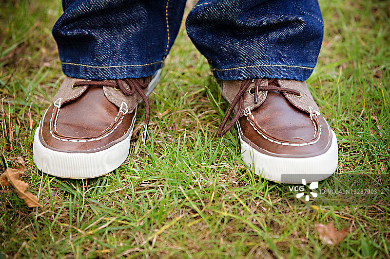 搭配牛仔裤的棕色男童鞋图片素材