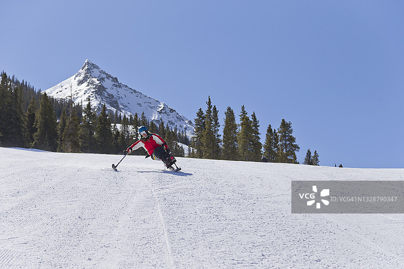 残疾女性单板滑雪者图片素材