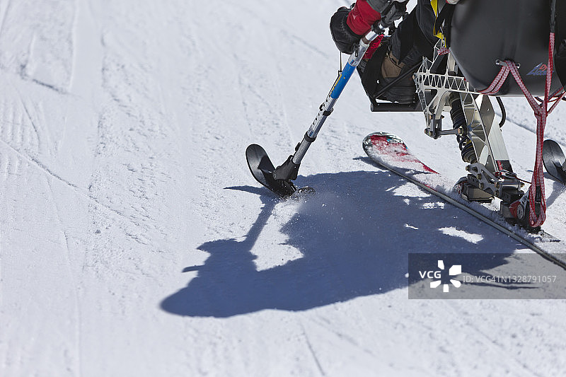 残疾女性单板滑雪者图片素材