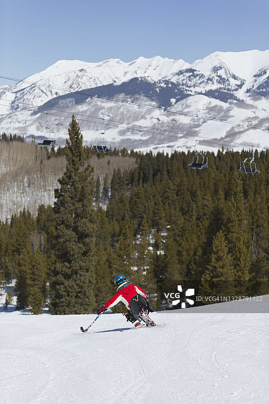 残疾女性单板滑雪者图片素材