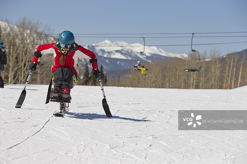 残疾女性单板滑雪者图片素材