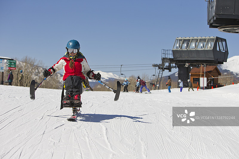 残疾女性单板滑雪者图片素材