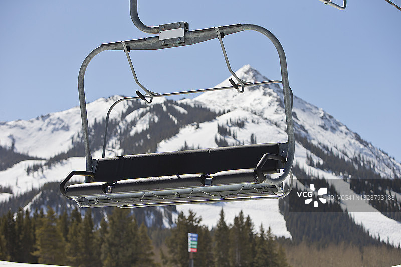空无一人的滑雪缆车座椅图片素材