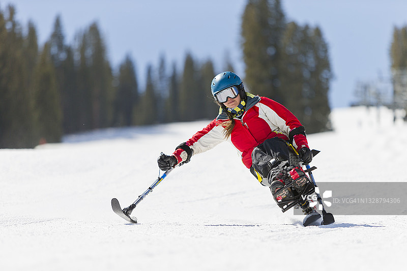 残疾女性单板滑雪者图片素材