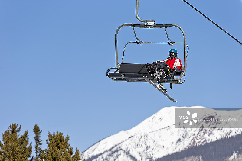 残疾女性单板滑雪者图片素材