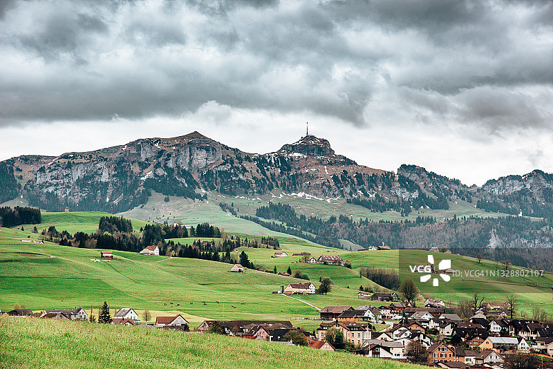 山脚下的瑞士村庄图片素材