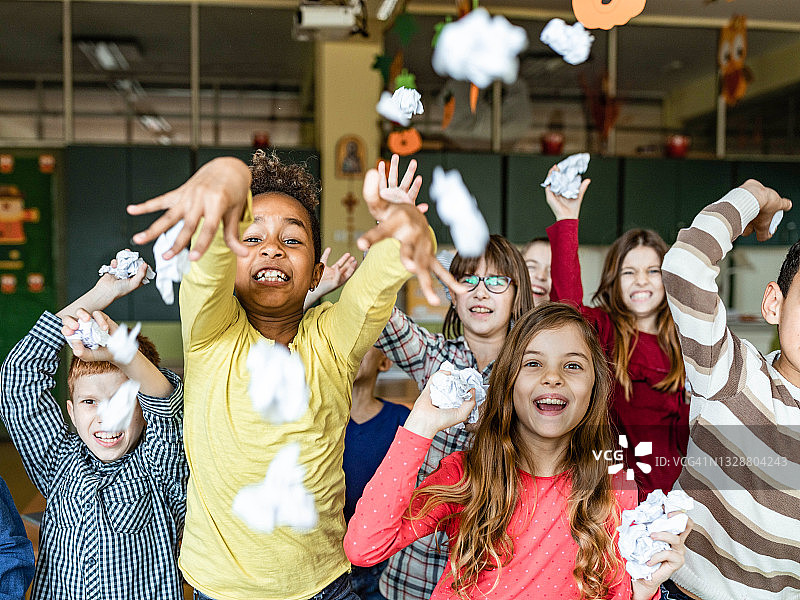 学生在教室向老师扔纸团图片素材