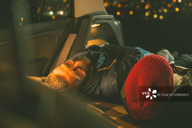 快乐的年轻情侣驾车公路旅行图片素材