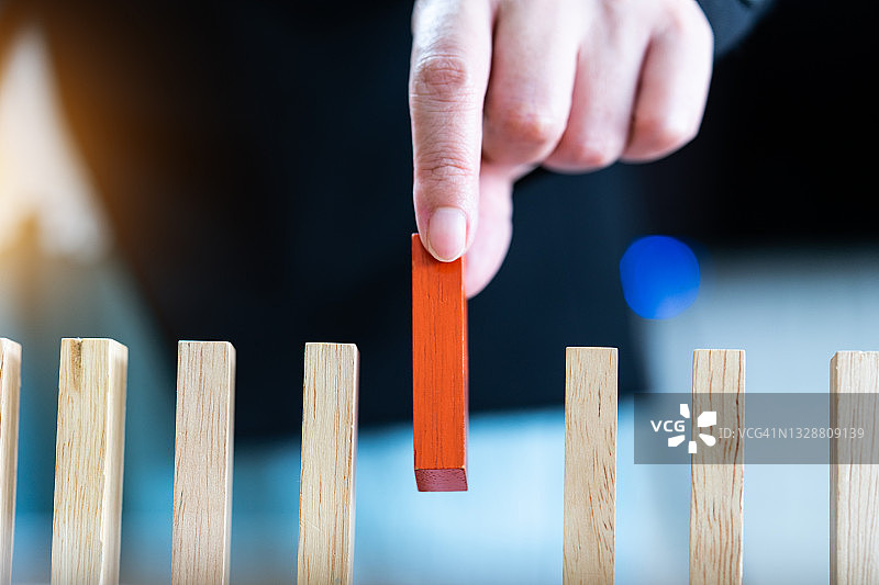 策略与规划概念：多米诺骨牌、木块、商业风险图片素材
