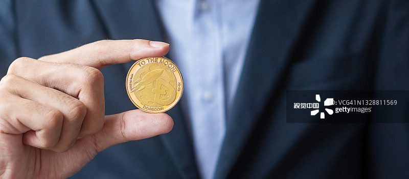 泰国曼谷商务人士手持黄金狗狗币图片素材