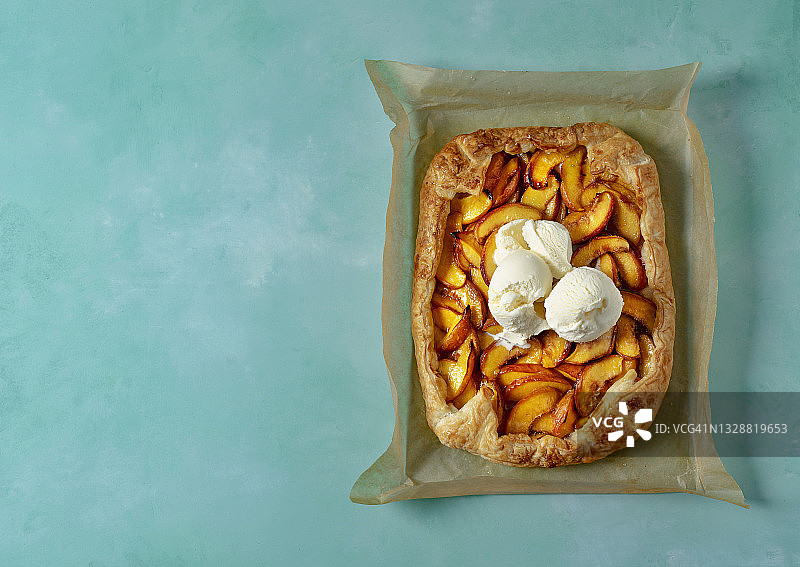 绿松石背景上的桃子冰淇淋馅饼图片素材