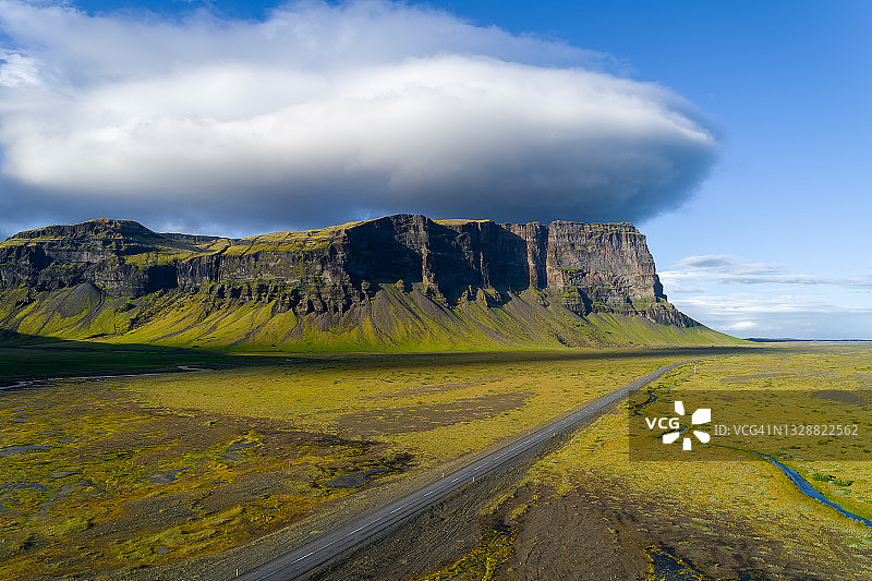 冰岛南部火山地貌公路行车无人机全景照片图片素材